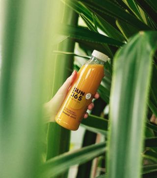 What can be better that an ice cold glass of fresh orange juice on a summer day?☀️🍊 #sun365 #fresh #raw #vegan #orange #juice #drinkthesun
